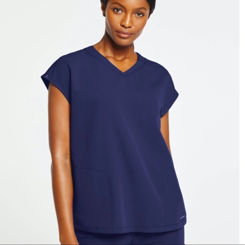 JAANUU || 2 Pocket Cap Sleeve Scrub Top